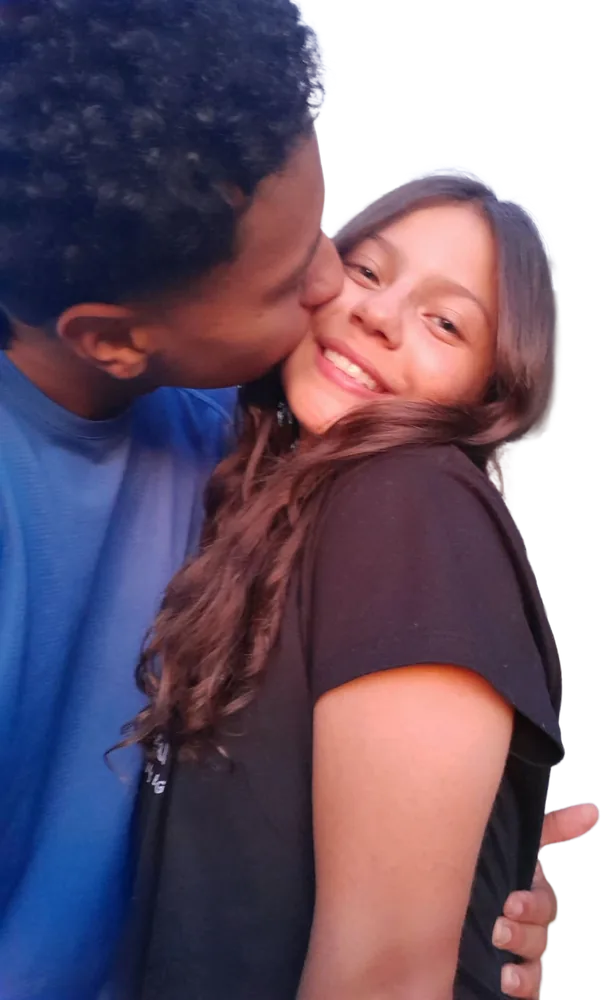Él le da un beso en la mejilla y ella sonríe