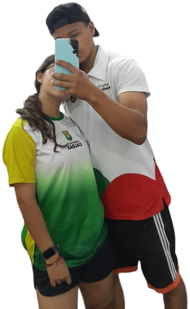 Ellos dos con camisetas deportivas
