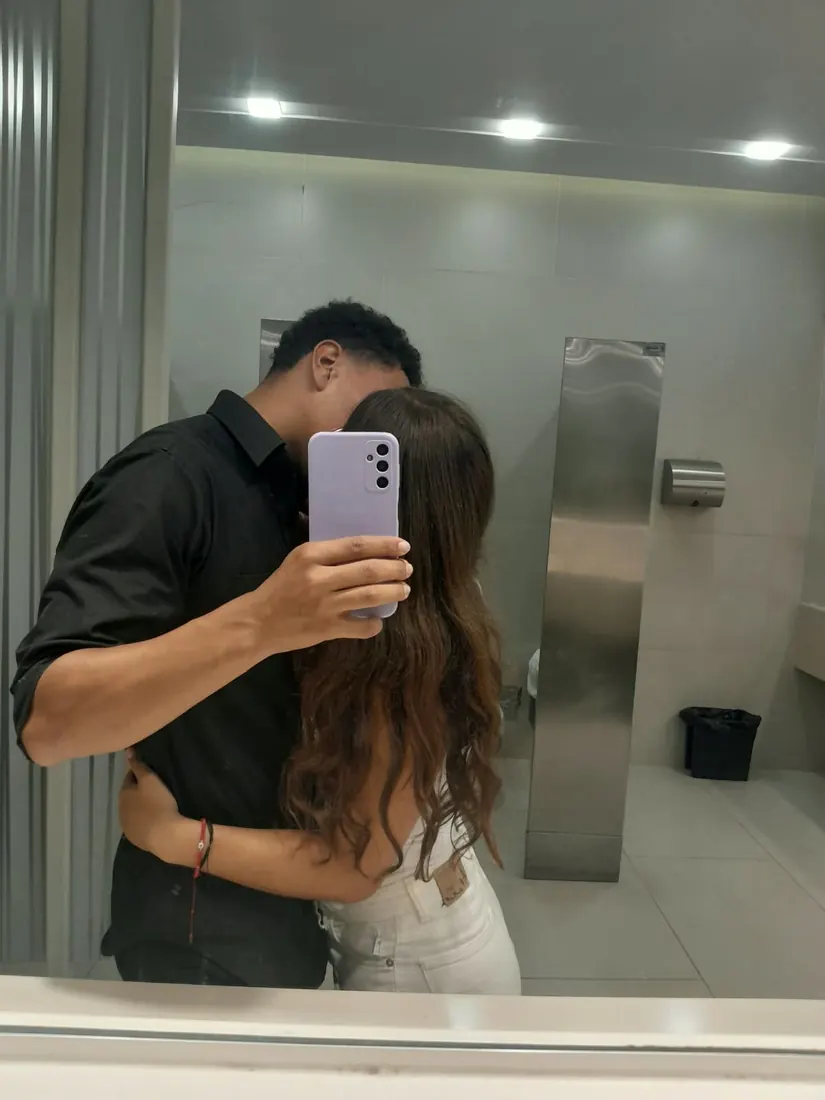 Beso frente al espejo