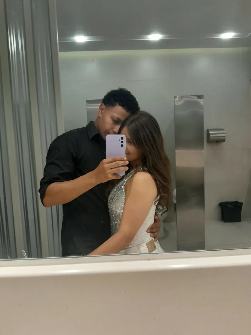 Ellos dos frente al espejo