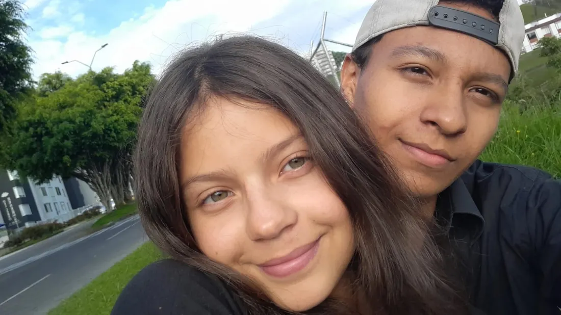 Ellos dos sonriendo en una selfie